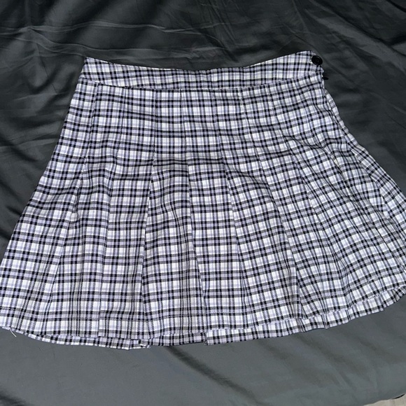 White, purple & black, pleated skirt. Size M (4-6). Button and zipper on side. - Picture 2 of 4